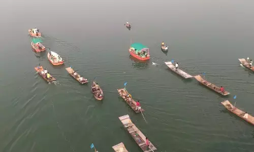 MP News : अपने अधिकारों के लिए नर्मदा नदी में उतरे मछुआरे ! नर्मदा नदी में 30 से अधिक नावों के साथ निकाली भव्य नाव रैली