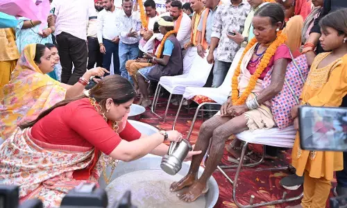 MLA Bhavna Bohra: 64 आदिवासी परिवार के लोगों ने की घर वापसी, भावना बोहरा ने पैर पखारकर किया अभिनंदन