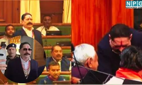 Anant Singh Oath Ceremony : बाहुबली तेवर, गले में सोने की चेन और खांटी अंदाज... शपथ लेने पहुंचे अनंत सिंह ने छुए नीतीश के पैर; जानें कौन हैं ये....