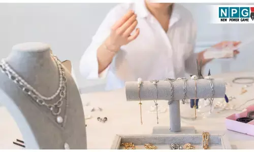Jewellery designer kaise bane: कम उम्र में ही सोने–चांदी की दुनिया में बनाएं अपना शानदार करियर; जानिए कैसे बनते हैं ज्वैलरी डिजाइनर!