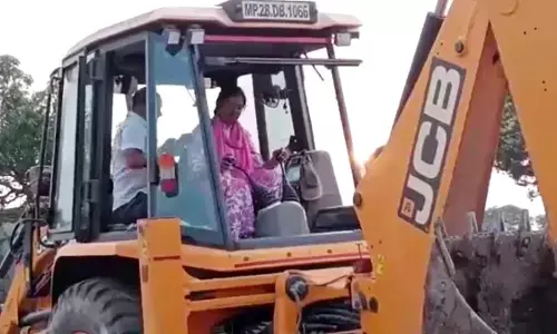 MP News :  जब एसडीएम मैडम ने खुद चलाया अवैध निर्माण पर बुलडोजर ! सोशल मीडिया क्वीन बनी, लोगो ने की जमकर तारीफ