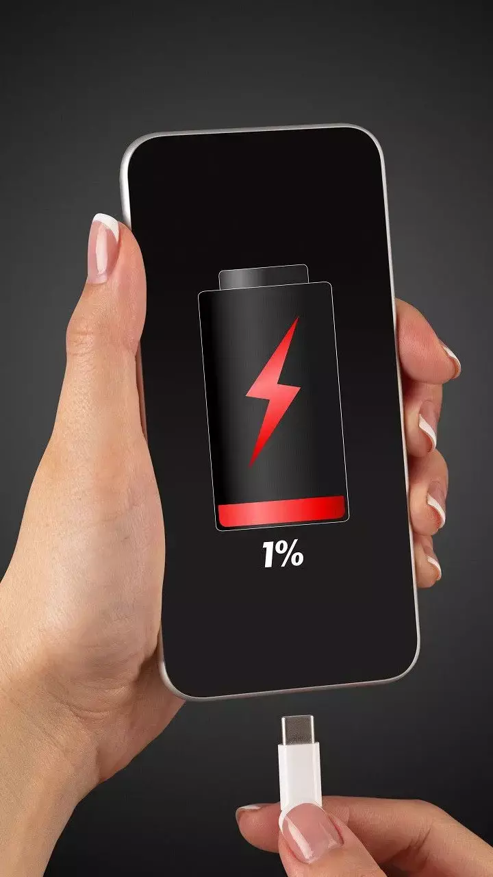 Mobile Ki Battery Khatam Hone Ke Karan: बिना यूज किये फोन की बैटरी क्यों ख़त्म हो जाती है?