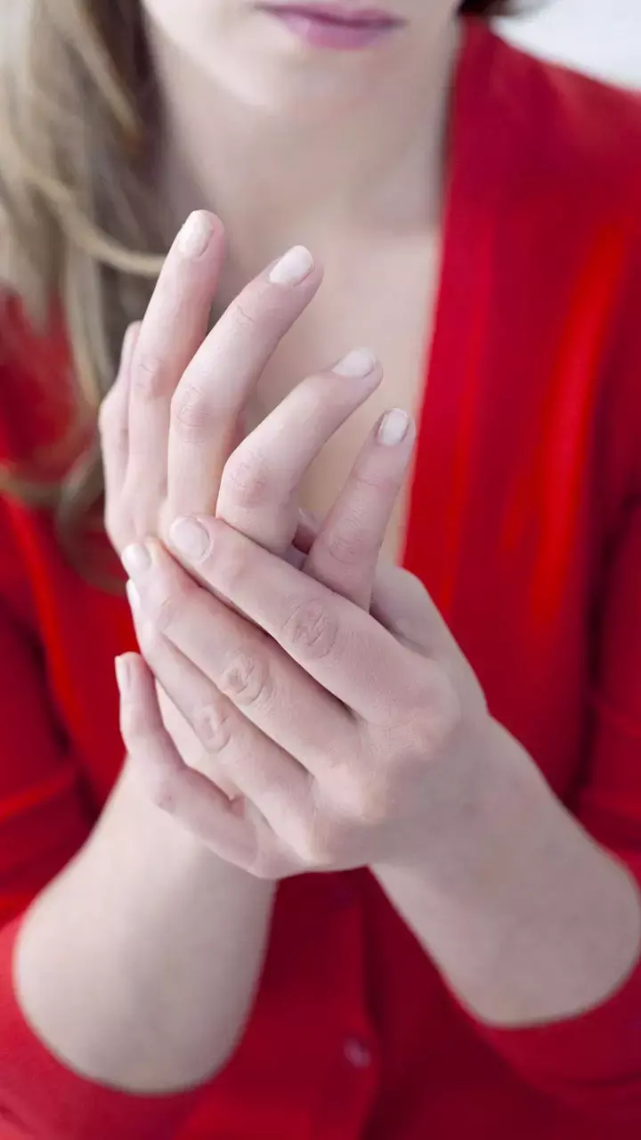 Ungli Me Jhunjhuni Hone Ke Karan: उंगलियों में झुनझुनी होना किस बीमारी के संकेत हैं?