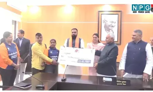 Bihar News: CM नीतीश ने प्रथम नेत्रहीन महिला टी-20 विश्व कप-2025 की विजेता अनु कुमारी से की मुलाकात, खिलाड़ी को चेक देकर किया सम्मानित