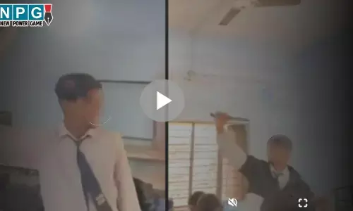 Raipur Crime News: स्कूल के अंदर छात्रों ने लहराया चाकू, गाना गाकर डांस करते दिखे, वीडियो वायरल होने के बाद तीन नाबालिगों को पुलिस ने पकड़ा