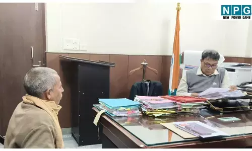 Bihar News: सबका सम्मान-जीवन आसान के तहत् फरियादियों से मिले विशेष सचिव, समस्याओं के निष्पादन हेतु दिए दिशानिर्देश