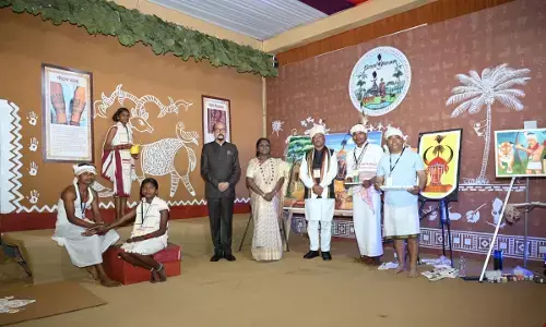 CG President Draupadi Murmu: देखें फोटो, राष्ट्रपति द्रौपदी मुर्मू ने जनजातीय परंपराओं और संस्कृति पर आधारित प्रदर्शनी का किया अवलोकन, स्थानीय निवासियों और कारीगरों से प्रदर्शित कलाओं व उत्पादों की ली जानकारी