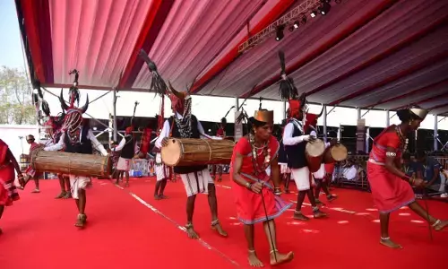 CG News: राष्ट्रपति के सामने बास्तानार के युवाओं ने ‘गौर नृत्य’ से बिखेरे अद्भुत लोक-रंग, पूरा परिसर ढोल की थाप और घुंघरुओं की झनकार से गुंजा