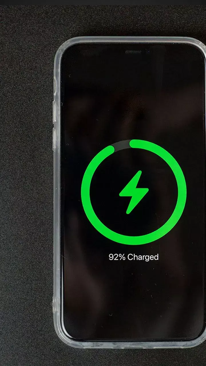 Overnight Phone Charging Ke Nuksan: क्या आप भी रातभर चार्जिंग पर लगाकर छोड़ देते हैं मोबाइल, तो जान लें नुकसान