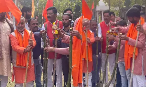 MP Velentine Day Protest : वैलेंटाइन डे के पहले डंडों को तेल लगाकर शिवसेना ने दी प्रेमियो को चेतावनी, कहा - जहां मिलेंगे बाबू-सोना, तोड़ देंगे कोना–कोना