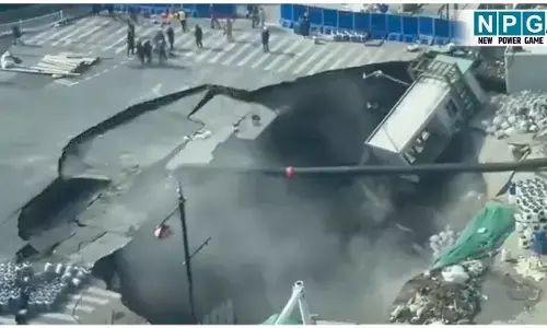China Viral Video: चंद सेकंडों में खुला पाताल का रास्ता! पलक झपकते जमीन के अंदर समा गई सड़क, देखिए खौफनाक वीडियो...
