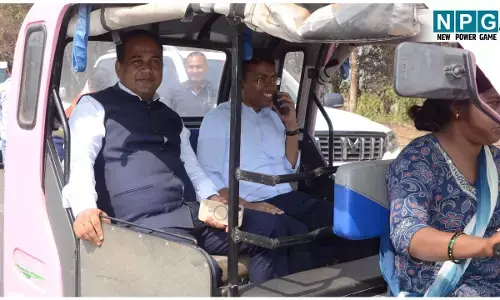 IAS Gaurav Singh: ऑटो में कलेक्टर: कलेक्टर ने की पिंक ई-रिक्शा की सवारी, यूपीआई से किया पेमेंट, बोले...महिलाएं बन रहीं आत्मनिर्भर, देखिए फोटो