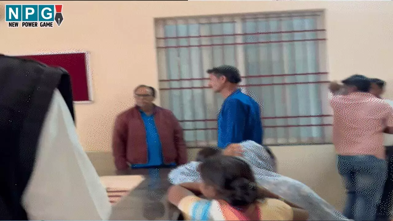 Durg Crime News: सामूहिक दुष्कर्मः सांसद के पीए समेत दो ने किया सरेंडर, सरकारी नौकरी लगाने के नाम पर 6 आरोपियों ने नाबालिग के साथ 7 सालों तक किया था दुष्कर्म Durg Crime News: सामूहिक दुष्कर्मः सांसद के पीए समेत दो ने किया सरेंडर, सरकारी नौकरी लगाने के नाम पर 6 आरोपियों ने नाबालिग के साथ 7 सालों तक किया था दुष्कर्म