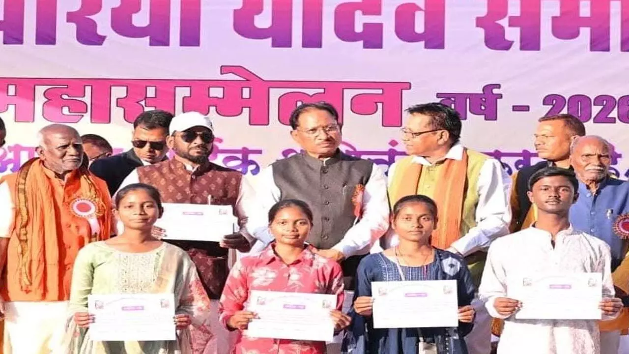 CG News: झरिया यादव महासम्मेलन में शामिल हुए CM विष्णुदेव, मंगल भवन व सांस्कृतिक मंडप निर्माण की घोषणा, 11.75 करोड़ के विकास कार्यों का भूमिपूजन एवं लोकार्पण CG News: झरिया यादव महासम्मेलन में शामिल हुए CM विष्णुदेव, मंगल भवन व सांस्कृतिक मंडप निर्माण की घोषणा, 11.75 करोड़ के विकास कार्यों का भूमिपूजन एवं लोकार्पण