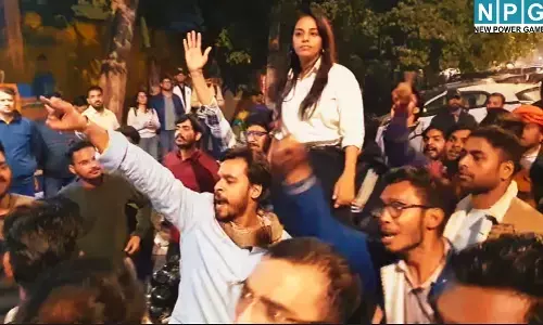 दिल्ली यूनिवर्सिटी में UGC को लेकर बवाल : महिला पत्रकार से मारपीट, लेफ्ट-राइट आमने-सामने,  DU में देर रात तक चला हंगामा