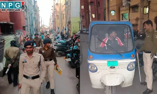 Raipur News: मरीन ड्राइव BSUP काॅलोनी में पुलिस की दबिश, सुबह साढ़े 4 बजे दरवाजे पर पुलिस को देख लोगों में मचा हड़कंप...