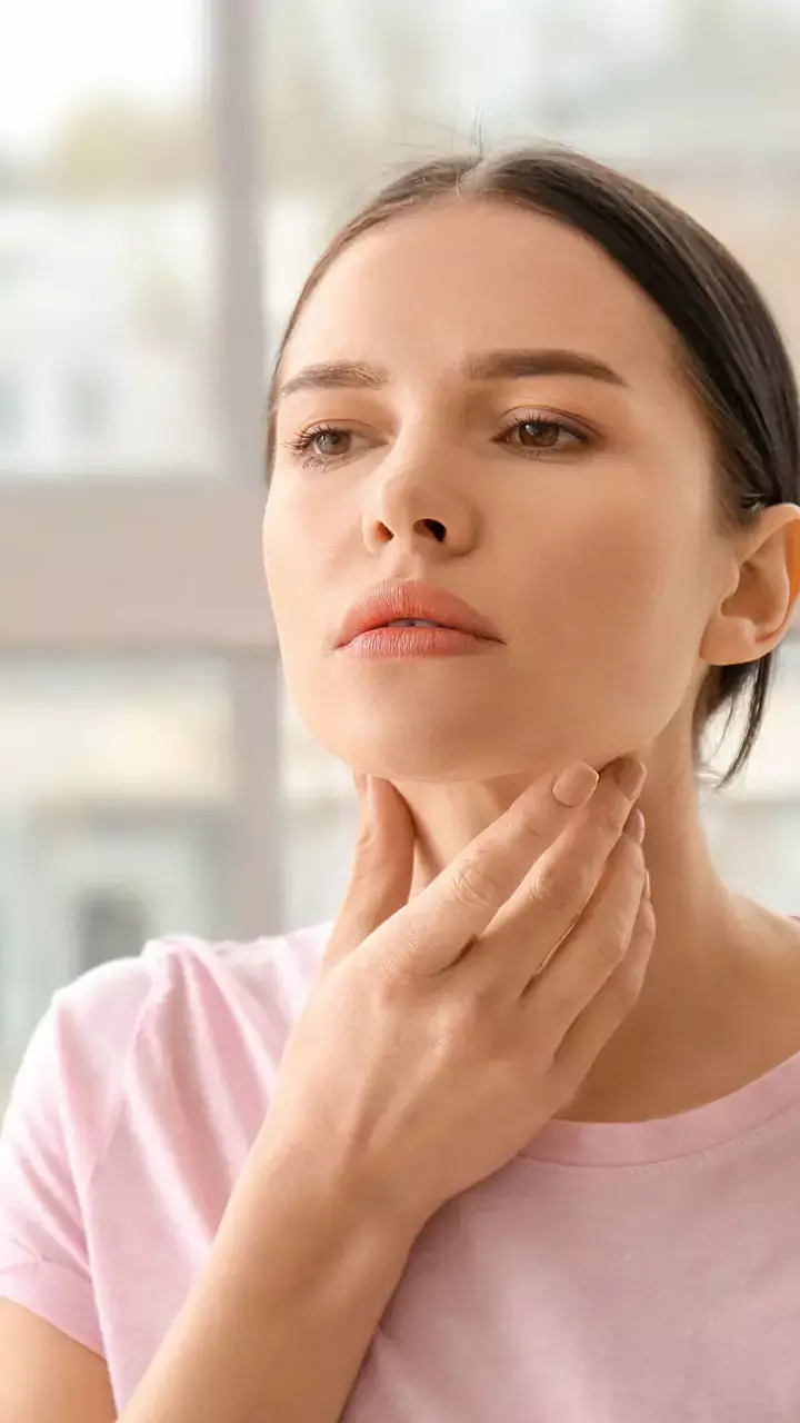 Thyroid Symptoms Hindi: महिलाओं में दिखाई देते हैं थायरॉयड के ये 5 संकेत, बिलकुल भी न करें इग्नोर