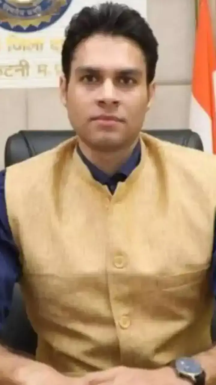 IAS Avi Prasad Wife: डेप्युटी सेक्रेटरी से तीसरी शादी करने वाले IAS अवि प्रसाद की दो पिछली दो पत्नियां हैं कौन? दोनों MP के अलग-अलग जिलों में हैं कलेक्टर