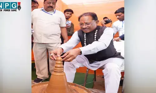 CM Vishnudeo Sai: CM विष्णुदेव बने कुम्हार, चाक पर गढ़ा दीया, शिल्पकारों से की बातचीत, बोले-बैठक के दौरान प्रदर्शनी में दिखा माटी से जुड़ाव