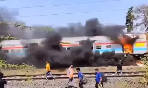 GT एक्सप्रेस में आग: नई दिल्ली–चेन्नई GT Express में भीषण आग, जान बचाने को ट्रेन से कूदे यात्री