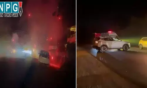CG में बीच सड़क बर्थडे सेलिब्रेशन: हाईवे जाम कर कार की बोनट पर काटा केक, जाम में फंसा एम्बुलेंस