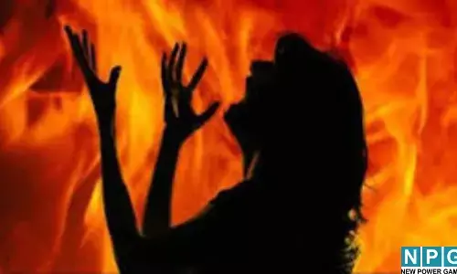 UP Horror : थाने से मात्र 100 मीटर दूर दरिंदगी! किशोरी को पेट्रोल डालकर जिंदा जलाया, अस्पताल में तोड़ा दम