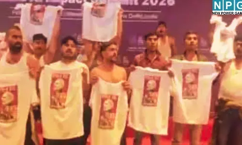 एआई समिट में भारी बवाल! यूथ कांग्रेस कार्यकर्ताओं ने शर्ट उतारकर किया प्रदर्शन, दिल्ली पुलिस ने हिरासत में लिया, देखें शर्टलेस प्रोटेस्ट का VIDEO