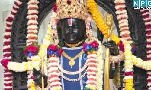 Image: Ram Lala Aarti Live Today : नीले रेशमी वस्त्रों में सजे अवध के राजा: रामलला का श्रृंगार देख निहाल हुए भक्त, घर बैठे करें दर्शन...