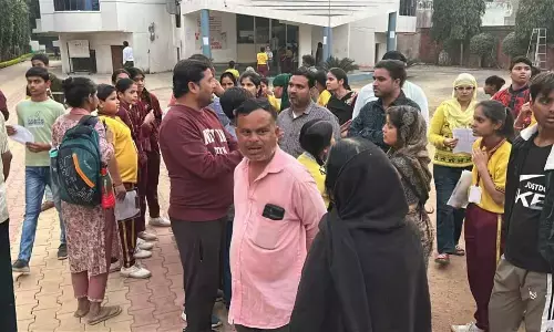 स्कूल न्यूज़: शिक्षा के नाम पर खिलवाड़! इस निजी स्कूल में गलत पेपर देख रो पड़े मासूम, पैरेंट्स का स्कूल में हंगामा