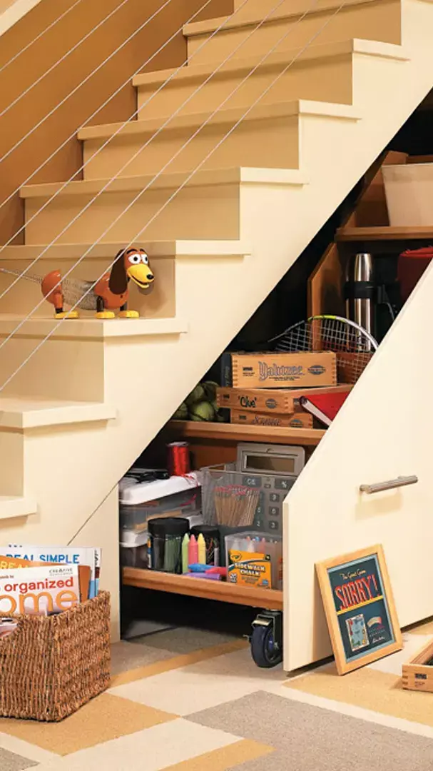 भूलकर भी न रखें सीढ़ियों के नीचे ये 5 चीजें, जानिए Vastu Shastra के अनुसार...