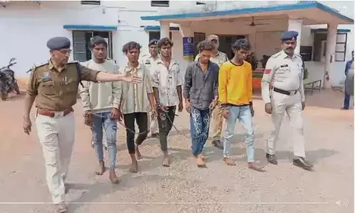 Dhamtari News: दुल्हन के भाई की हत्या, बेटी ससुराल चौथिया में पहुंचा था परिवार, नाचने के दौरान हुआ विवाद, आरोपियों ने दुल्हन के परिवार पर किया चाकू से हमला...