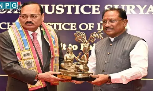 भारत के मुख्य न्यायाधीश सूर्यकांत पहुंचे छत्तीसगढ़, CM विष्णुदेव साय ने पुष्प गुच्छ भेंटकर किया स्वागत