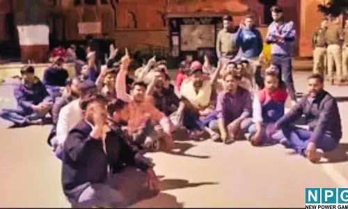 लखनऊ यूनिवर्सिटी में भारी बवाल : 200 साल पुरानी मस्जिद हुई सील, तो हिंदू छात्रों ने सुरक्षा घेरा बनाकर अदा कराई नमाज, वीडियो वायरल