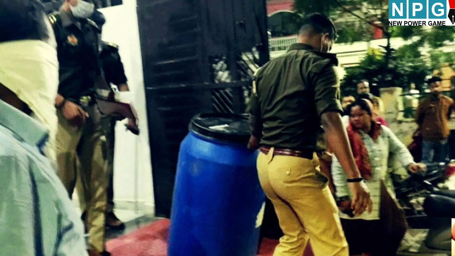 लखनऊ में कसाई बना बेटा : पिता को गोली मार आरी से लाश के किए कई टुकड़े, फिर नीले ड्रम में भरा... लखनऊ में कसाई बना बेटा : पिता को गोली मार आरी से लाश के किए कई टुकड़े, फिर नीले ड्रम में भरा...