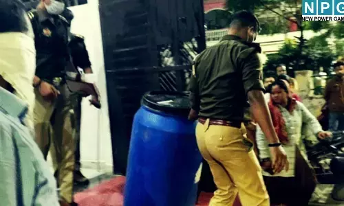 लखनऊ में कसाई बना बेटा : पिता को गोली मार आरी से लाश के किए कई टुकड़े, फिर नीले ड्रम में भरा...