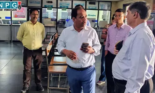 Raipur News: लापरवाही देख भड़क उठे कलेक्टर... कर्मचारी की वेतन वृद्धि रोकने और अस्पताल के सिविल सर्जन को नोटिस...