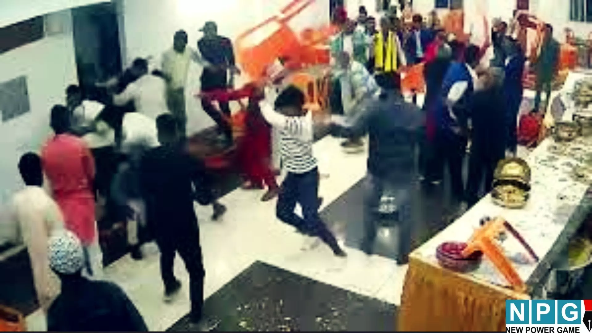 रसगुल्ले के लिए चल गए लात-घूंसे, जंग के मैदान में बदला शादी समारोह, देखें वीडियो रसगुल्ले के लिए चल गए लात-घूंसे, जंग के मैदान में बदला शादी समारोह, देखें वीडियो