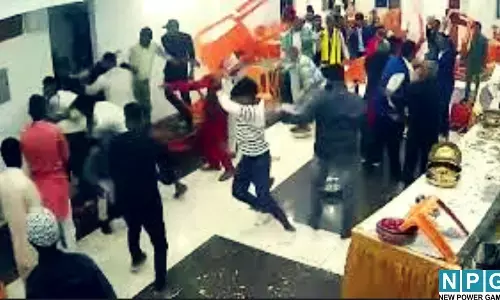 रसगुल्‍ले के ल‍िए चल गए लात-घूंसे, जंग के मैदान में बदला शादी समारोह, देखें वीड‍ियो