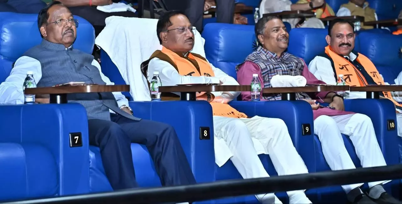 छत्तीसगढ़ में टैक्स-फ्री हुई फिल्म ‘शतक’: सीएम विष्णु देव साय ने कैबिनेट के साथ देखी संघ के 100 साल की गाथा; युवाओं के लिए बड़ी घोषणा छत्तीसगढ़ में टैक्स-फ्री हुई फिल्म ‘शतक’: सीएम विष्णु देव साय ने कैबिनेट के साथ देखी संघ के 100 साल की गाथा; युवाओं के लिए बड़ी घोषणा