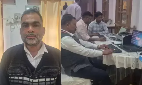 मुआवजे का आधा पैसा मुझे चाहिए! सीधी में घूसखोर अधिकारी भूपेंद्र पांडे रंगे हाथ गिरफ्तार, लोकायुक्त ने दबोचा तो सोफे पर हाथ बांधकर साहब दिखाने लगे हेकड़ी!