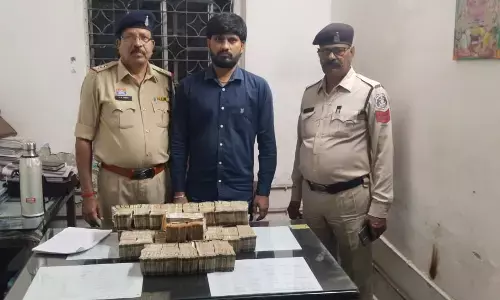 Raipur News: 75 लाख नगदी जब्त, थैला भरकर नगदी एक्टिवा में ले जाते एक व्यक्ति पकड़ाया, देखें वीडियो