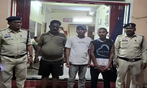 Dhamtari News: देह व्यापार का खुलासा, किराए के मकान में चल रहा था पूरा खेल, पुलिस पहुंची तो 2 युवतियां समेत 4 को पकड़ाए, मौके से नगदी, मोबाइल, दवाइयां व अन्य सामग्री जब्त