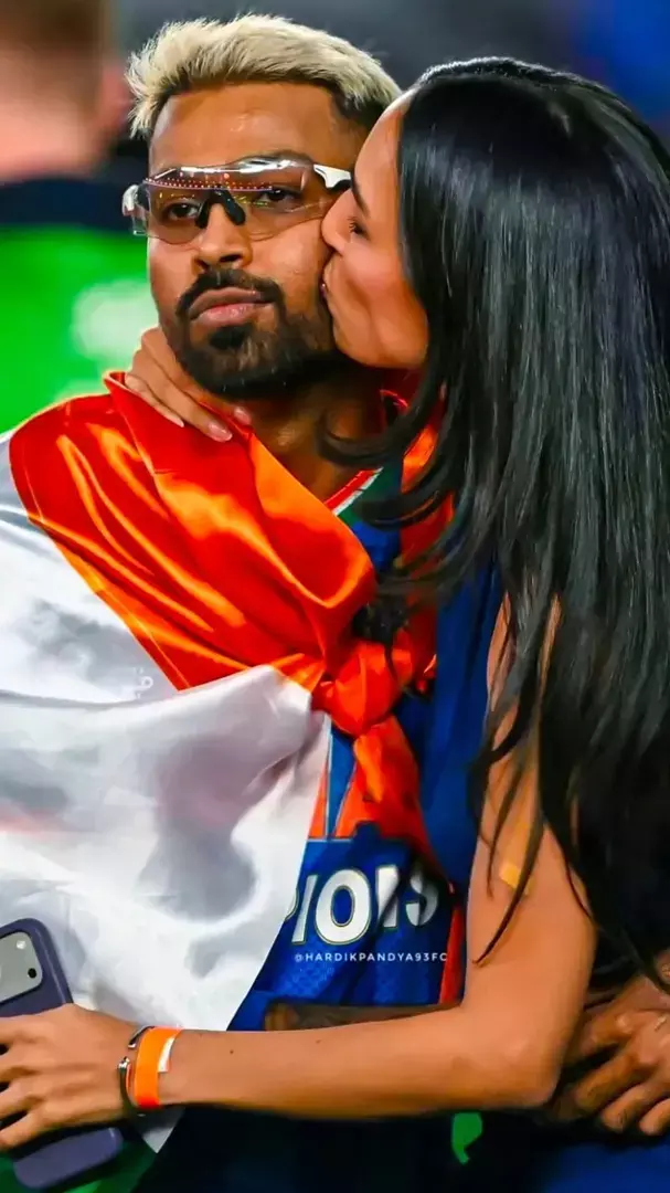 क्रिकेट ग्राउंड में रोमांटिक हुए Hardik और Mahieka, बांहों में लेकर सरेआम किया...