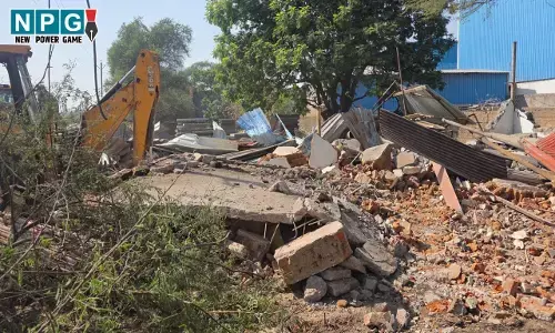 Durg News: अफीम की खेती करने वाले पर बुलडोजर एक्शन, सरकार ने अवैध निर्माण को हटवाया... देखें वीडियो...