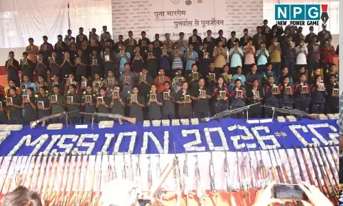 CG Surrender Naxal : बस्तर में बड़ा सरेंडर, 3.61 करोड़ नगदी, 101 घातक हथियार समेत 108 नक्सलियों ने किया आत्मसमर्पण, इनमें 44 महिलाएं भी...