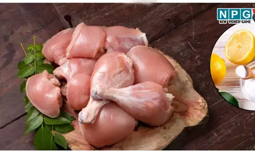 क्या चिकन को धोने से खत्म हो जाते हैं बैक्टीरिया? सच्चाई जानकर रह जाएंगे हैरान। जानिए इसे साफ करने का सही तरीका!