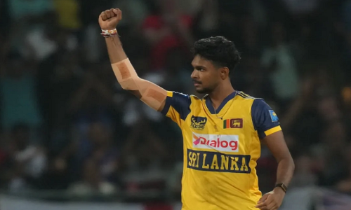 KKR Ko Jhatka : शाहरुख खान की टीम KKR को लगा एक और बड़ा झटका, IPL के शुरुआती चरण से बाहर हुआ एक और धांसू तेज गेंदबाज