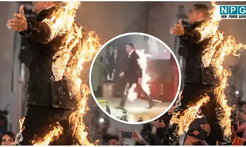 Akshay Kumar का आग वाला रैंप वॉक: खुद के कपड़ो को जलाकर किया खतरनाक स्टंट, देखिए वायरल वीडियो