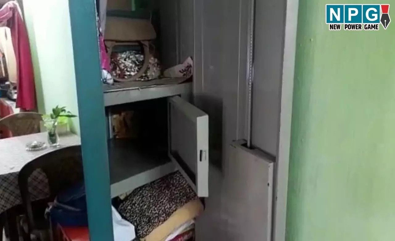Raipur News: कारोबारी के घर 17 लाख की चोरी, परिवार वालों की मौजूदगी में अलमारी खोलकर चुरा ले गए नगदी... Raipur News: कारोबारी के घर 17 लाख की चोरी, परिवार वालों की मौजूदगी में अलमारी खोलकर चुरा ले गए नगदी...