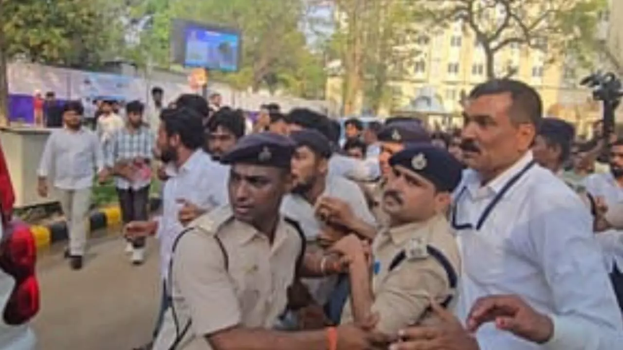 नीतीश कुमार के कार्यक्रम में भारी हंगामा, छात्र बोले-हम यूनिवर्सिटी को बीजेपी का कार्यालय नहीं बनने देंगे नीतीश कुमार के कार्यक्रम में भारी हंगामा, छात्र बोले-हम यूनिवर्सिटी को बीजेपी का कार्यालय नहीं बनने देंगे